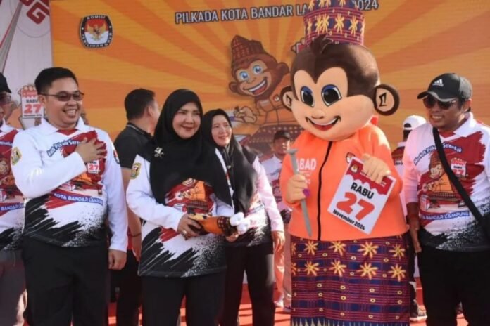keterangan foto Wali Kota Bandarlampung Eva Dwiana (tengah) bersama Ketua KPU Lampung Erwan Bustami (kiri) dan Ketua KPU Bandarlampung Dedy Triyadi (kanan) saat peluncuran tahapan pilkada serentak 2024 dan maskot, di Bandarlampung, Minggu (19/5/2024). (ant)