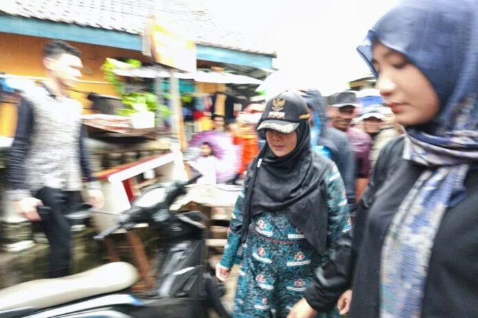 IMG-20250130-WA0006 Keterangan foto : Wali Kota Bandarlampung, Eva Dwiana (kiri) saat meninjau warga terdampak banjir. (ist)