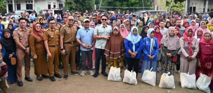 Bupati Lampung Selatan terpilih, Radityo Egi Pratama saat menyerahkan bantuan kepada warga yang terdampak banjir, Desa Bandar Agung, Kecamatan Sragi, Senin (3/2/2025). (foto/ist/Kominfo)