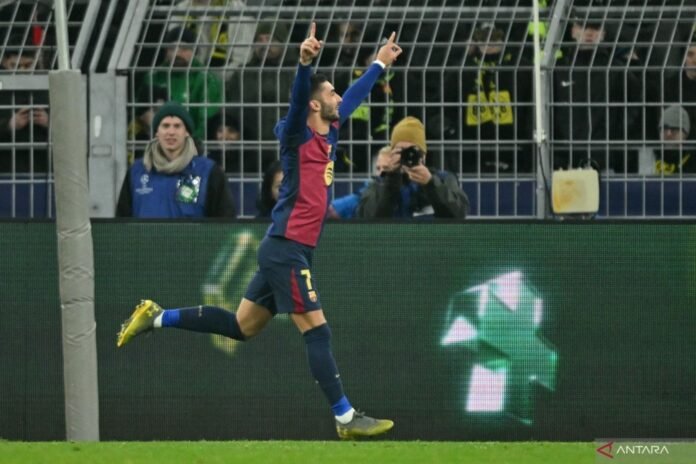 Barcelona's Spanish forward #07 Ferran Torres celebrates scoring the team's second goal during the UEFA Champions League football match between Borussia Dortmund and FC Barcelona in Dortmund, western Germany on December 11, 2024. (Photo by INA FASSBENDER / AFP) (AFP/INA FASSBENDER)