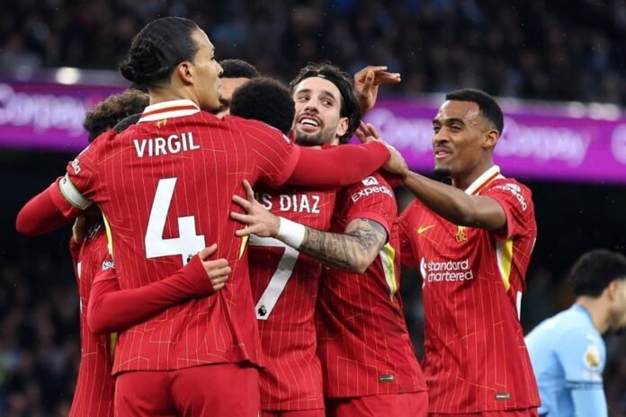 IMG-20250224-WA0011 Para pemain Liverpool merayakan gol gelandang serang Dominik Szoboszlai (kedua kanan) ke gawang Manchester City dalam lanjutan Liga Inggris di Stadion Etihad, Manchester, Inggris, Minggu (23/2/2025). (X/@premierleague)