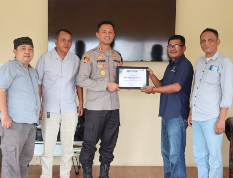 PWI Pringsewu Berikan Penghargaan kepada Kapolres