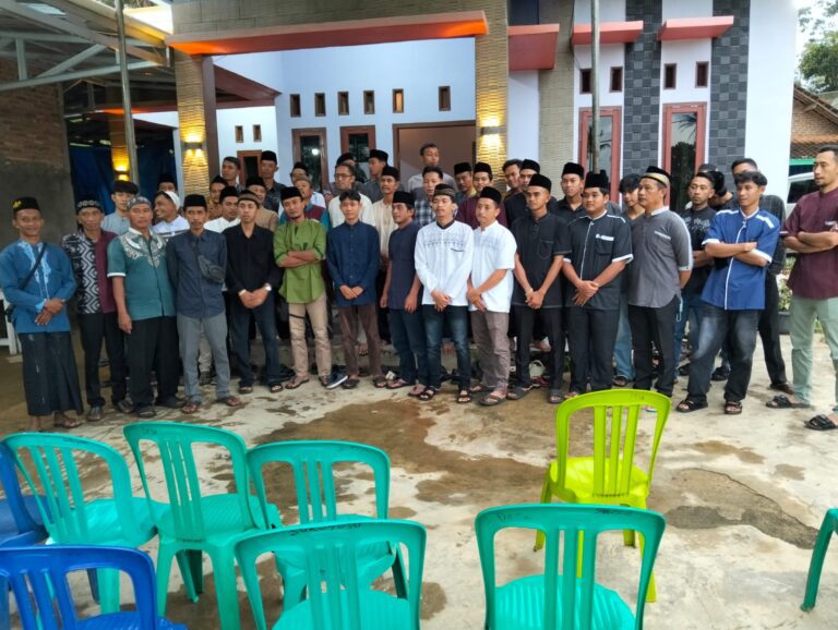 Yayasan Al Anwar Gelar Buka Bersama untuk Dua Dapur SPPG