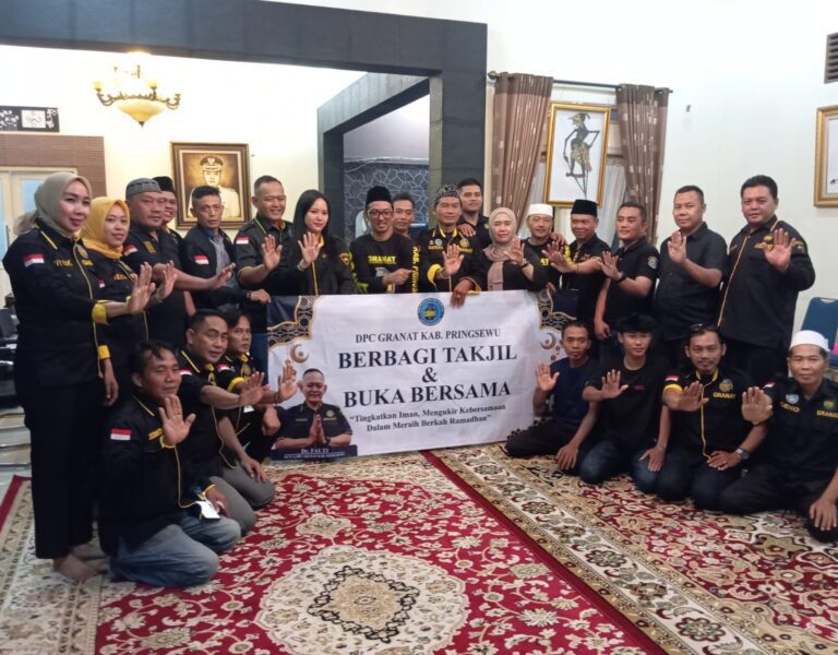 DPC Granat Pringsewu Bagikan Takjil dan Buka Puasa Bersama