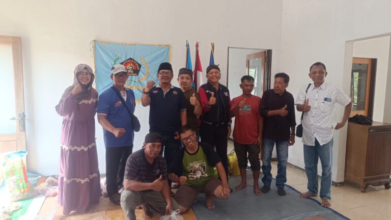 Jelang Lebaran, PWI Kabupaten Pringsewu Bagikan Daging & Bingkisan