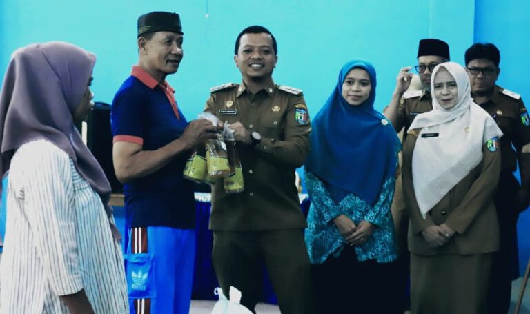 Bupati Pringsewu Serahkan Pangan untuk Ratusan Warga Dua Desa
