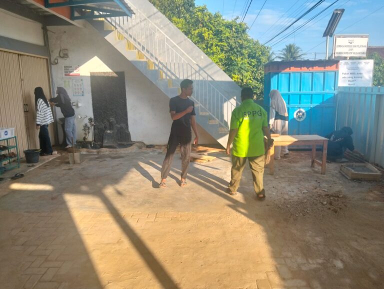 Relawan Dapur SPPG Sukoharjo III Bersih-bersih Area