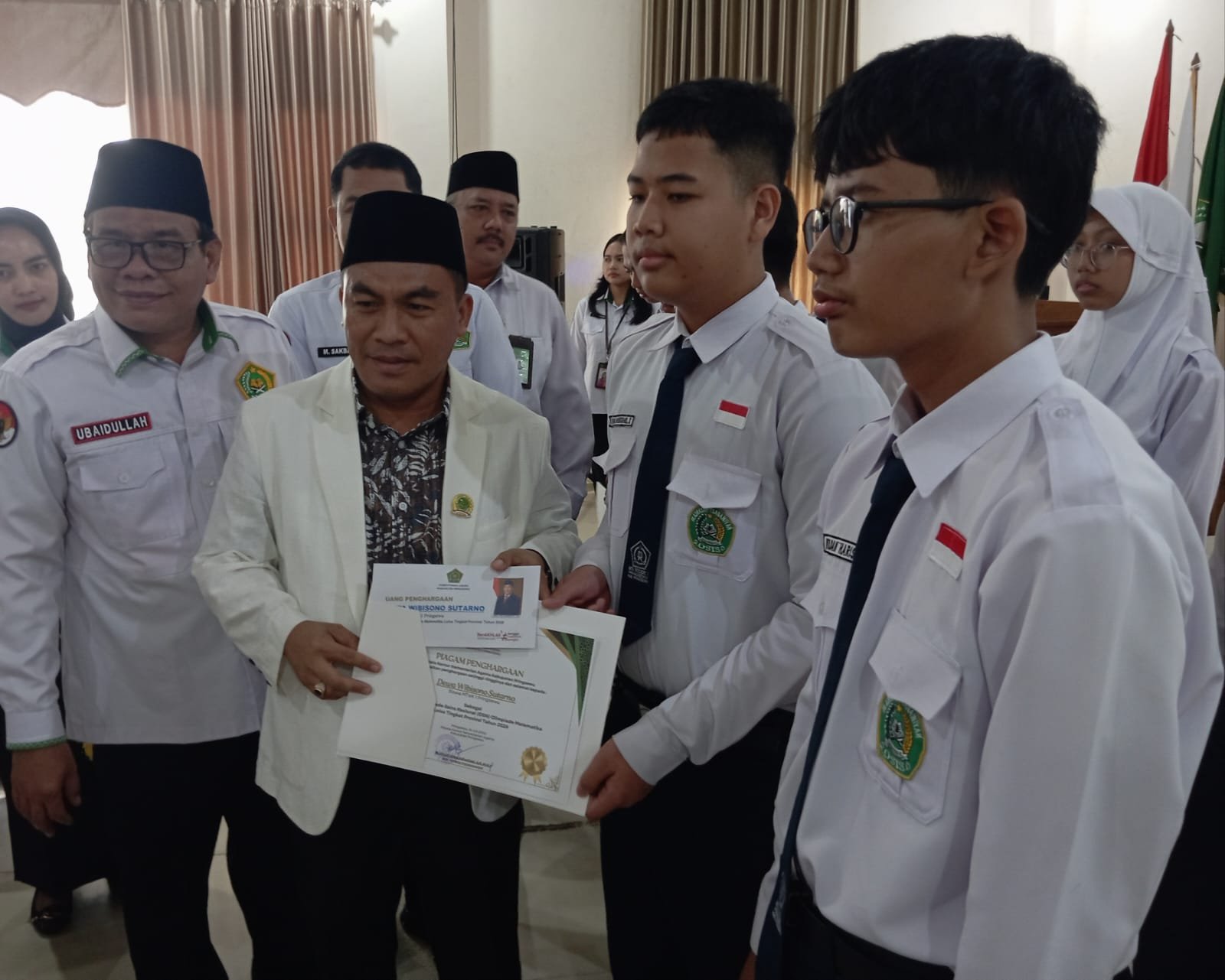 Kemenag Pringsewu Apresiasi dan Berikan Piagam 15 Siswa MTs serta MAN