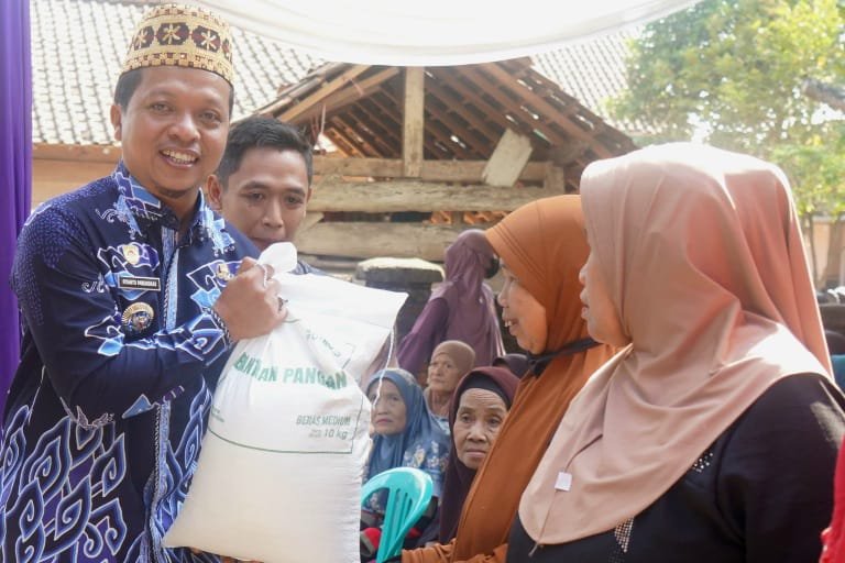694 Warga Pekon Pamenang Pringsewu Terima Bantuan Pangan